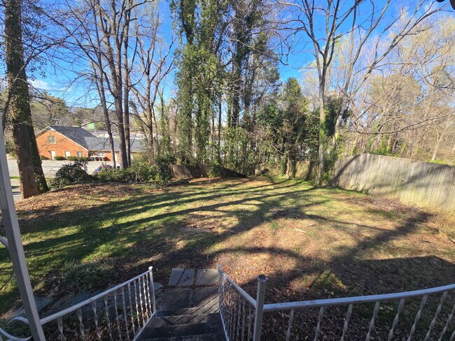 Building Photo - 2014 Colonial Ave