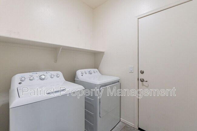 Building Photo - 8816 S 41st Dr