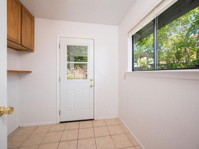 Building Photo - Cute, classic 3/2 home- westside Paso Robles