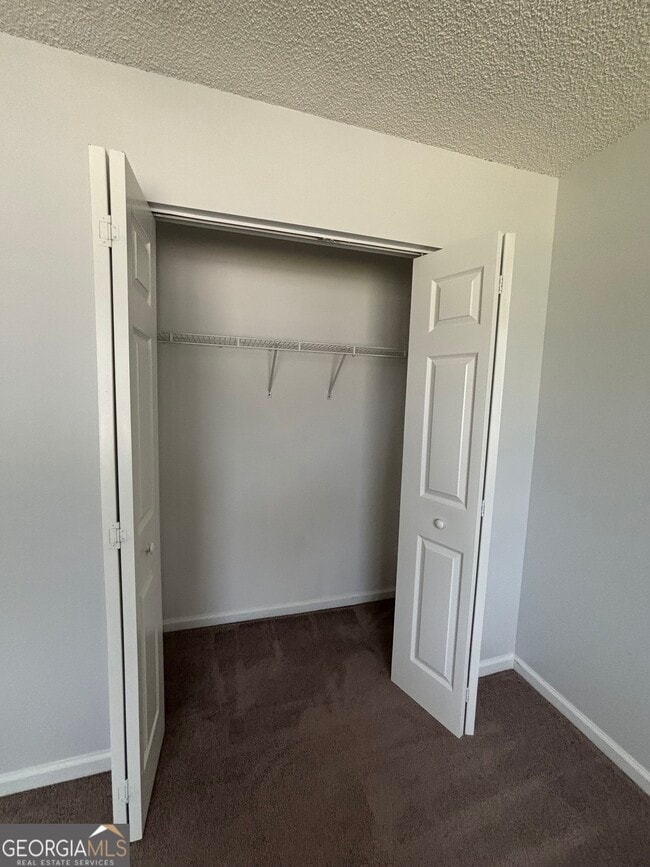 Building Photo - 303 Foxwood Dr