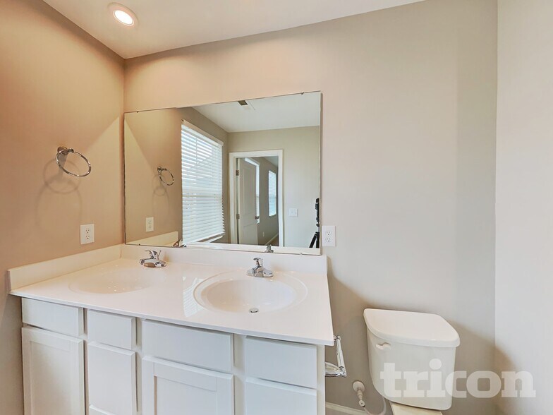 Building Photo - 711 Jacobs Trl