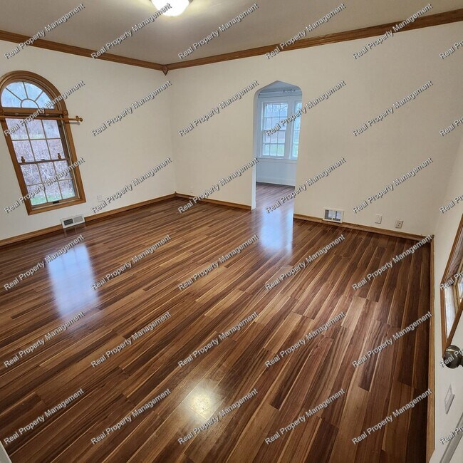Building Photo - Three Bedroom With Oversized Garage