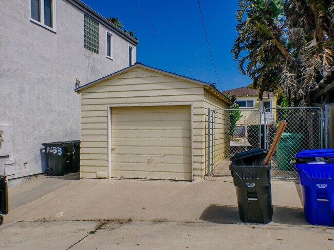 Building Photo - Charming Ocean Beach Home!