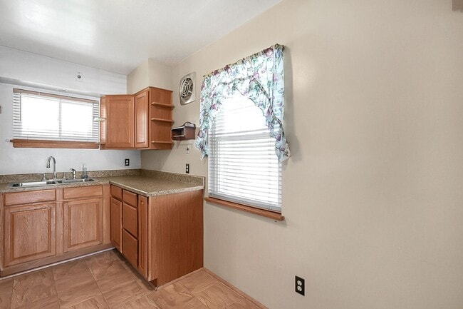 Building Photo - 3 Bed, 1 Bath Single-Family Home – Great L...