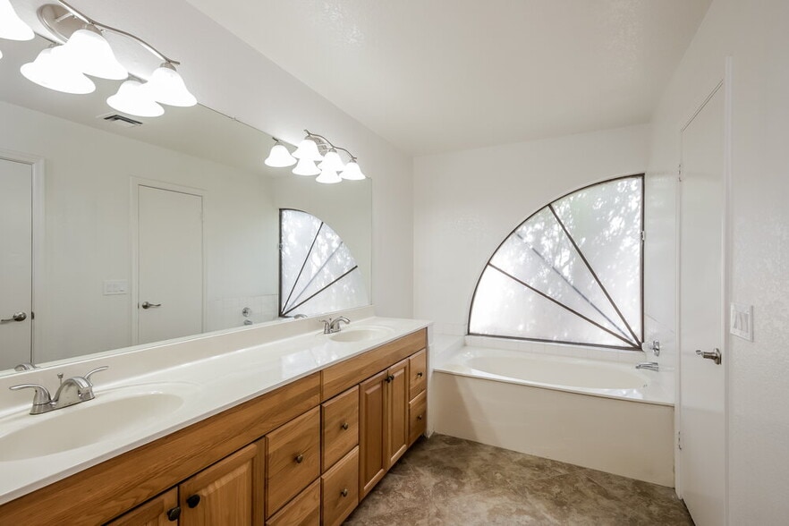 Building Photo - 4211 E Mountain Sage Dr