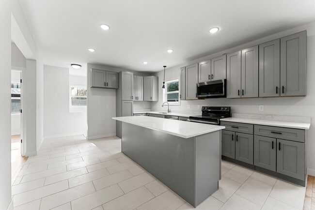 Building Photo - 911 W 31st St