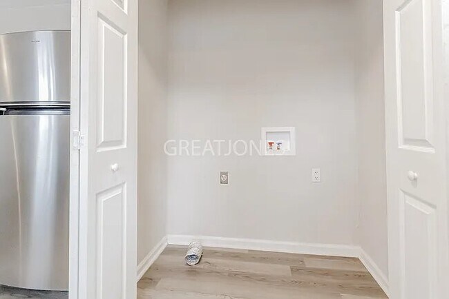 Building Photo - 529 Oakland Ave