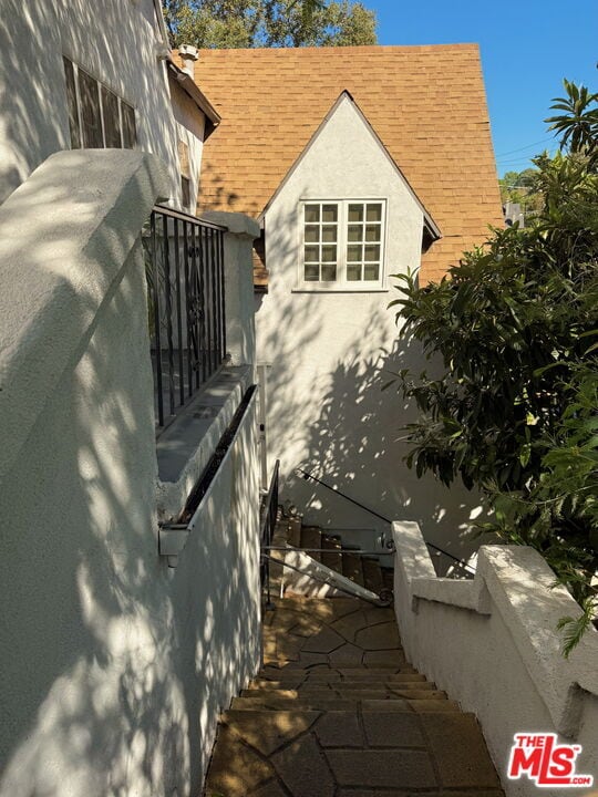 Building Photo - 2829 Beachwood Dr