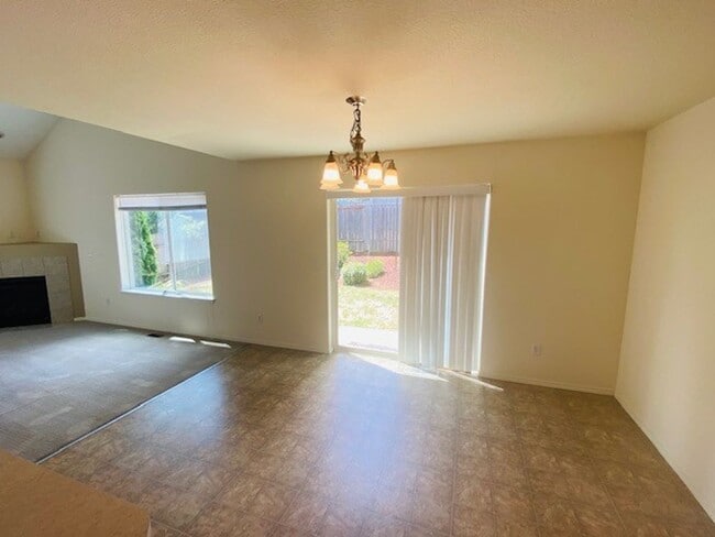 Building Photo - Charming and Spacious Home