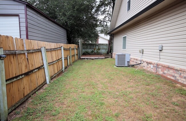 Building Photo - Central Niceville Location