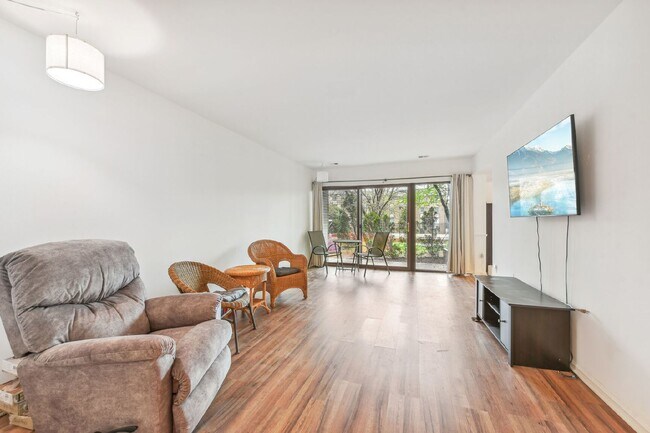 Building Photo - Check out this delightful 1 bed and 1 bath condo For Rent in a prime Fairfax location!