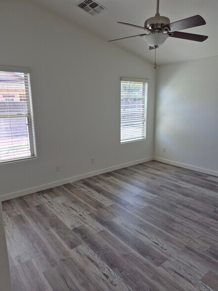 Master bedroom - 1725 W Matthews Dr