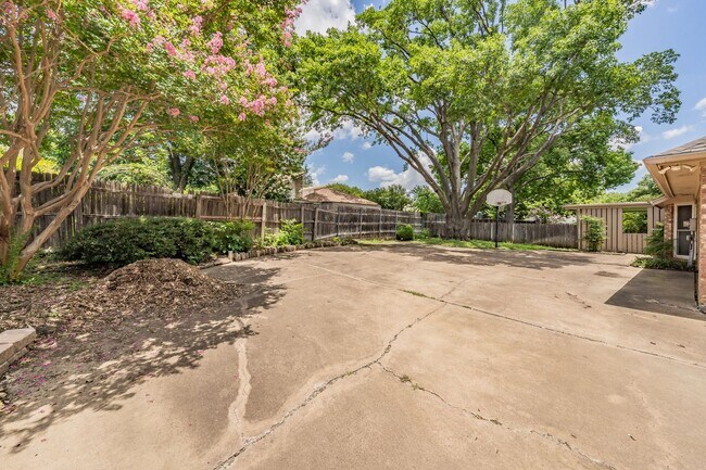 Building Photo - Charming Updated Home on Quiet Cul-de-Sac