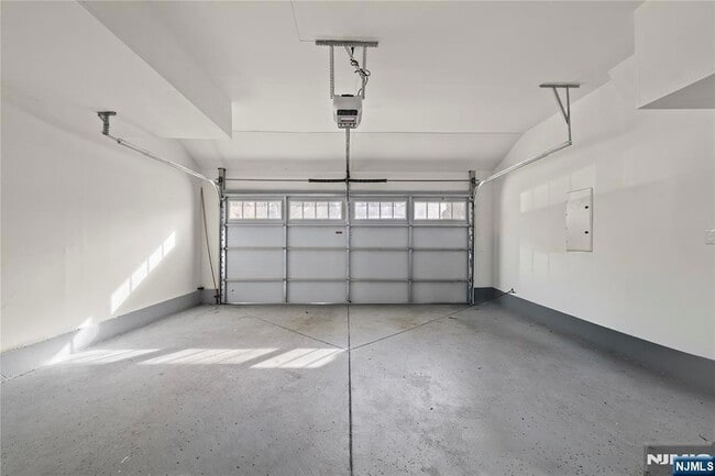 Building Photo - 9 Landmark Ln