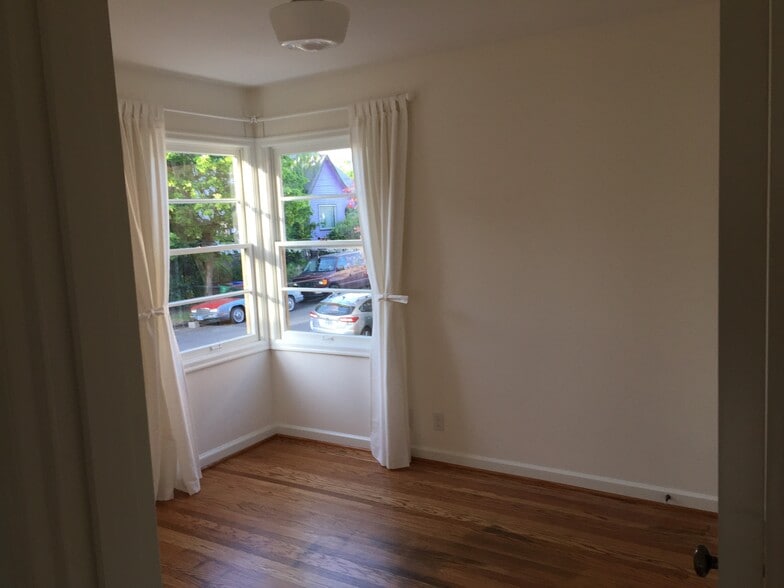 Building Photo - 4070 NE 8th Ave