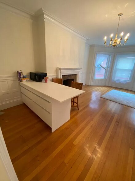 Building Photo - 869 Beacon St