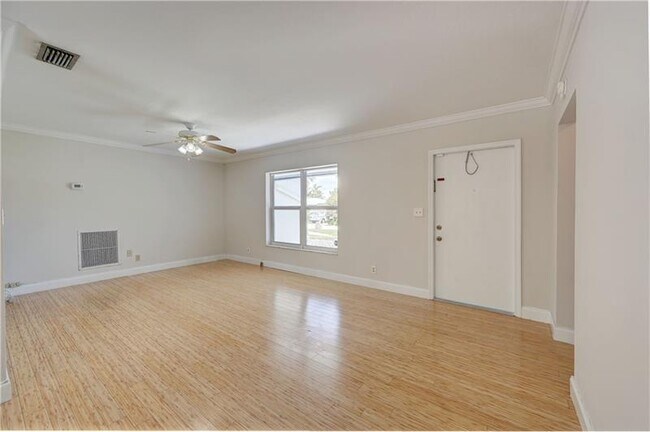 Building Photo - 110 Seminole Ln