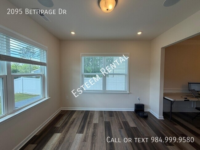 Building Photo - 2095 Bethpage Dr