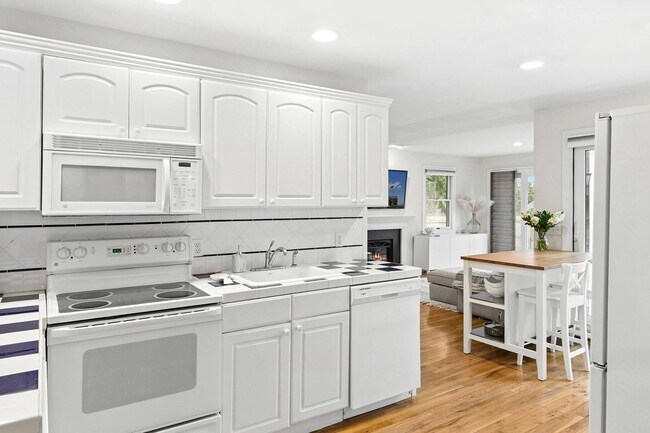 Building Photo - 23 Town Ln