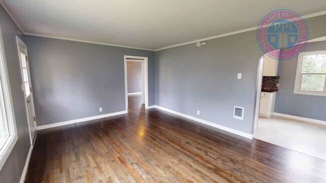 Building Photo - Oregon City - Three Bedroom Bungalow, Comp...