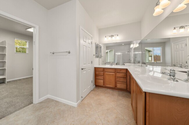 Building Photo - Spacious 4 Bedroom Home in Desirable Roseville Neighborhood