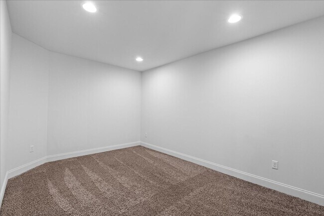 Building Photo - Move-In Ready Luxury in Island Point Estates