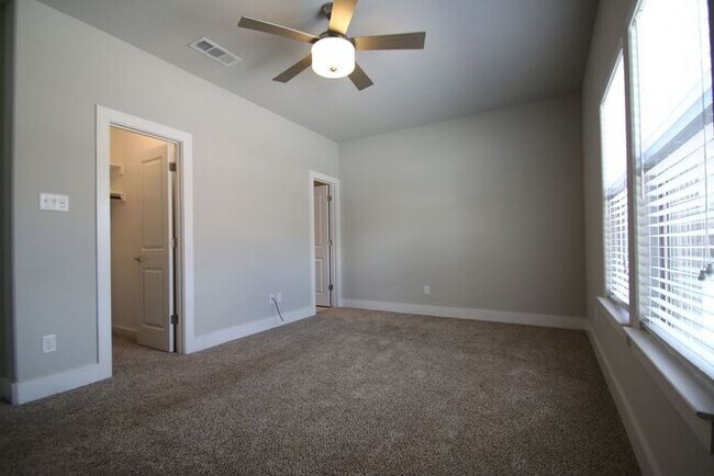 Building Photo - Move In Ready! – 3BD/2BA Azle Duplex | Granite Counters, Stainless Steel Appliances, Hardwood-Loo...