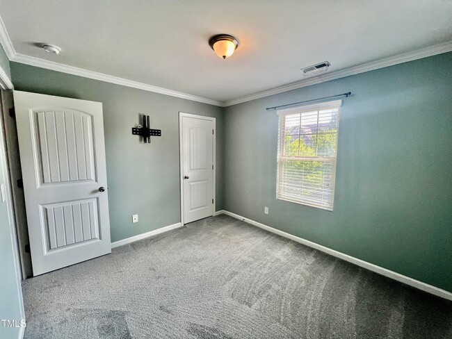 Building Photo - 4 Bedroom, 3 Full Bath End Unit Townhome i...