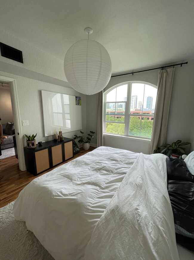 Building Photo - 6th Floor 1 bedroom overlooking Downtown O...