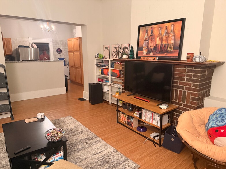 Building Photo - 178 W 8th Ave