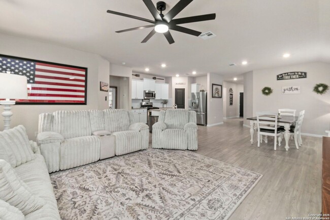 Building Photo - BEAUTIFUL 4-BEDROOM, SINGLE-STORY HOME IN ...