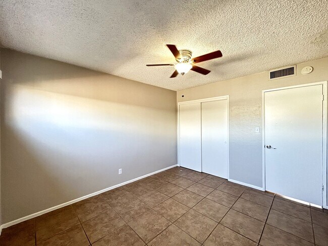 Building Photo - AVAILABLE NOW!! 2 Bedroom 1 Bath Apartment...