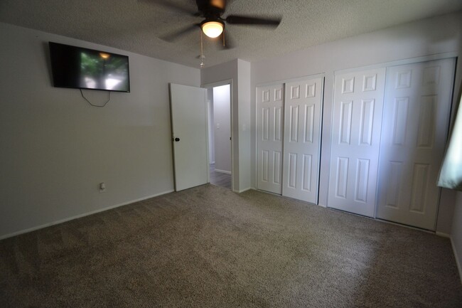 Building Photo - Newly Remodeled 4 Bedroom with AC!