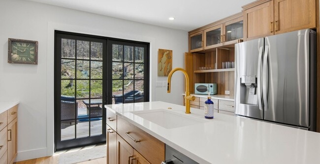 Building Photo - Furnished Executive Extended Stay Rental on Old Mission Peninsula