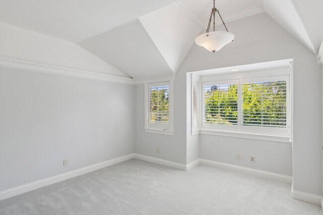 Building Photo - Beautiful, Old-World-style Home in the Heart of Central Menlo Park
