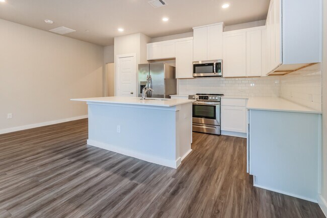 Building Photo - 18306 W Centro Cir