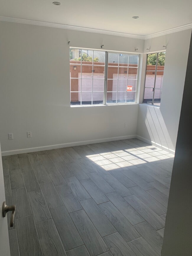 Building Photo - Lakeshore 6E