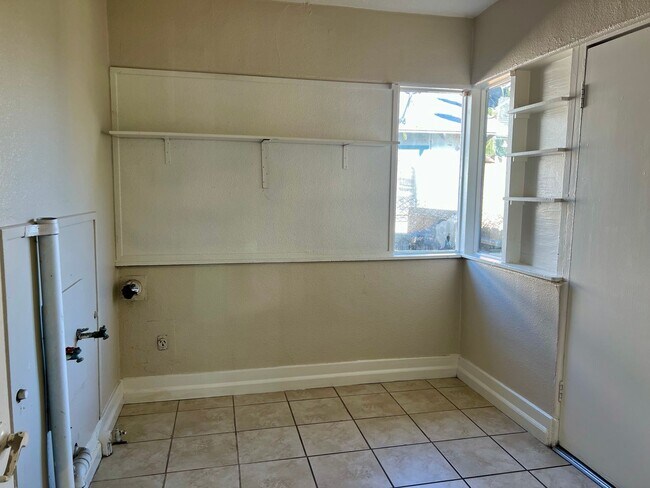 Building Photo - 1042 N Harrison Ave