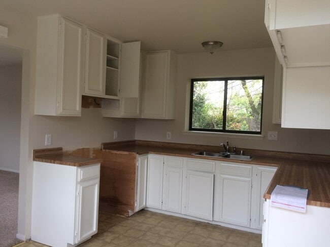Building Photo - 3 BEDROOM HOUSE! APPLY NOW!!