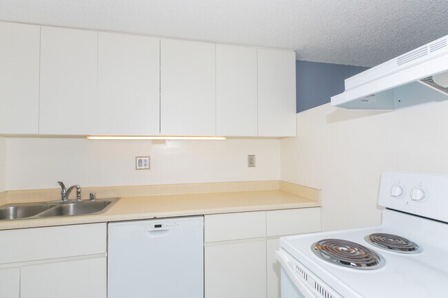 Building Photo - 1060 Kamehameha Hwy