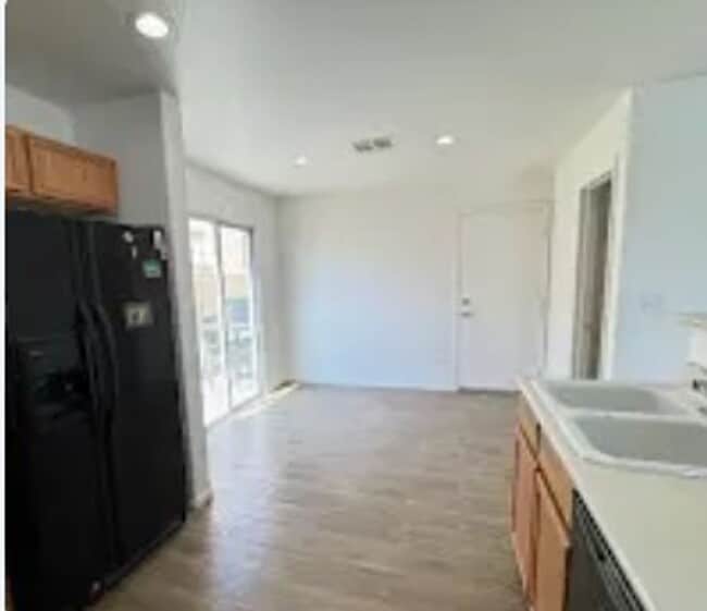 Building Photo - Beautiful 2 bedroom townhouse with garage