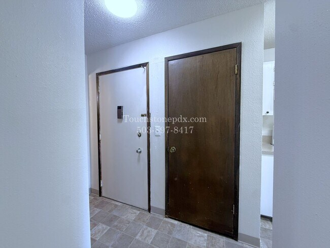 Building Photo - 5804 SE Milwaukie Ave