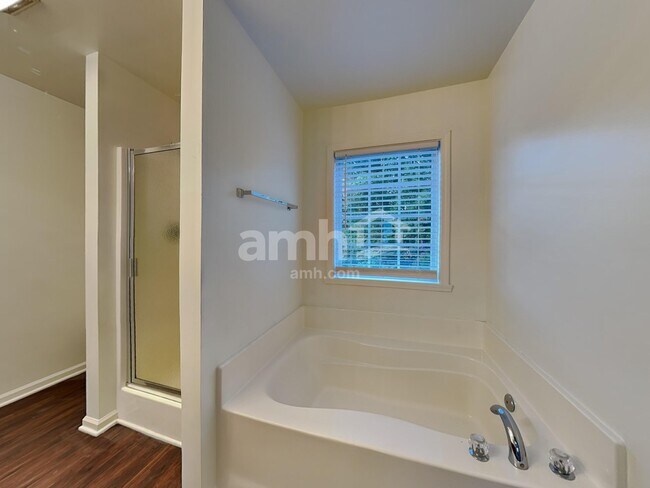 Building Photo - 606 3 Oaks Dr