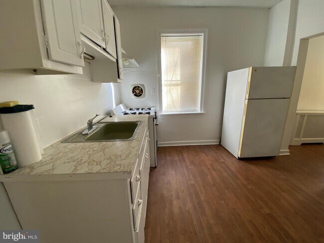 Building Photo - 320 W Somerville Ave