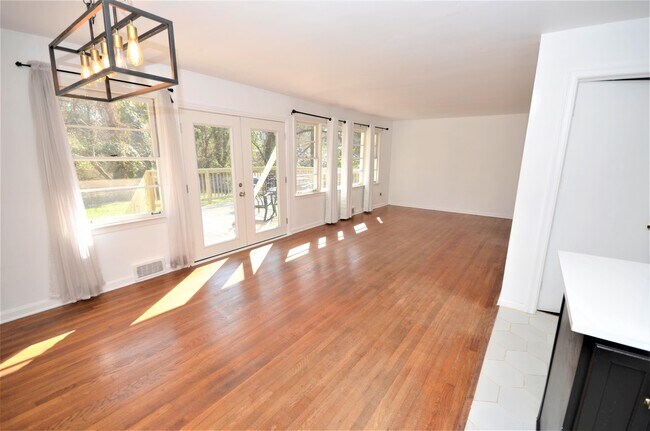Building Photo - 1009 N Hills Dr