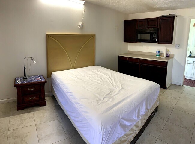 Building Photo - Hideout Room # 10