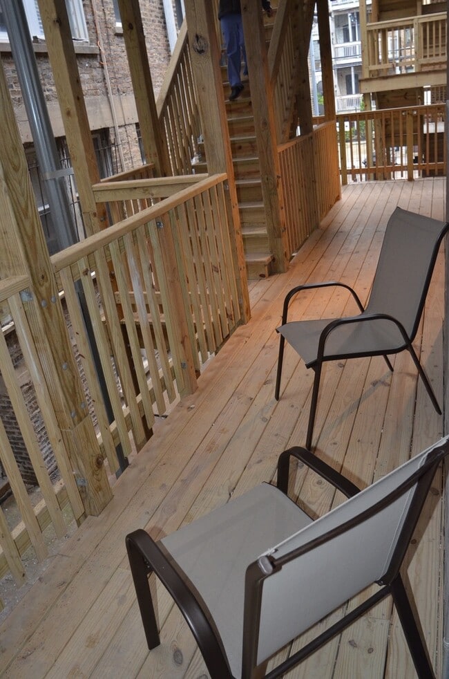 Building Photo - Luxury  3 bedroom duplex in Lakeview  www.CedarRealty.com