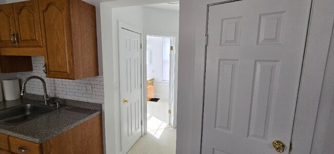 Building Photo - 208 Main St