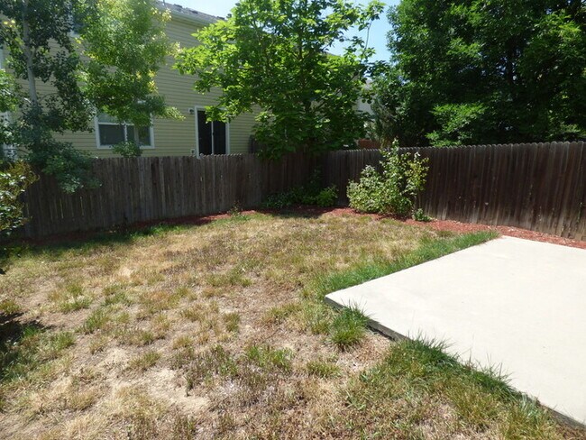 Building Photo - Beautiful 3 Bedroom 2 Bath Townhome with 2...