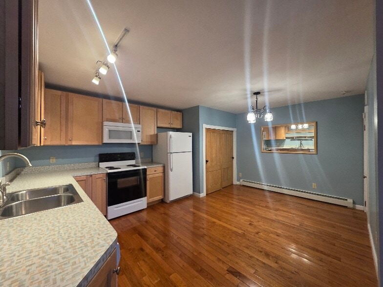 Building Photo - 296 Main St